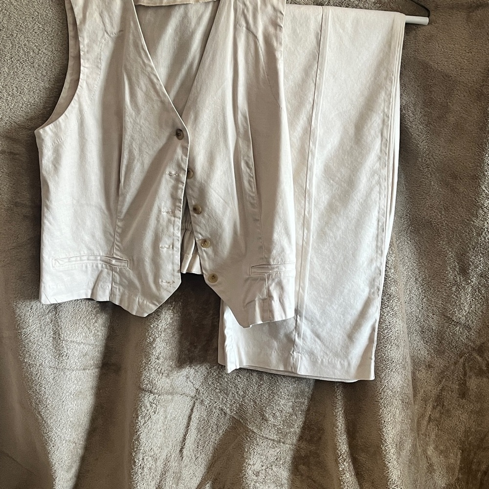 Evereve White Top with Pink Trim
